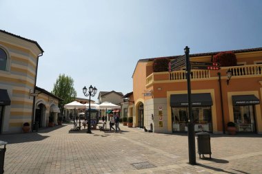 Serravalle Scrivia, İtalya - 23 Nisan 2018 - yaz outled Tasarımcısı sezonu başlıyor