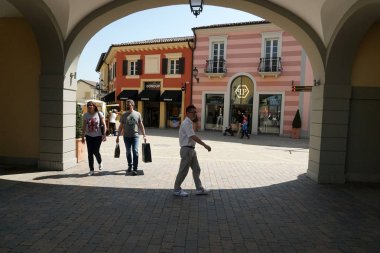 Serravalle Scrivia, İtalya - 23 Nisan 2018 - yaz outled Tasarımcısı sezonu başlıyor
