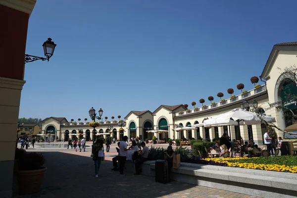 Serravalle Scrivia, İtalya - 23 Nisan 2018 - yaz outled Tasarımcısı sezonu başlıyor