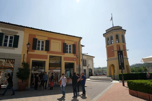 SERRAVALLE SCRIVIA, ITÁLIA - 23 de abril de 2018 - Começa a época de meados do verão no designer outled — Fotografia de Stock