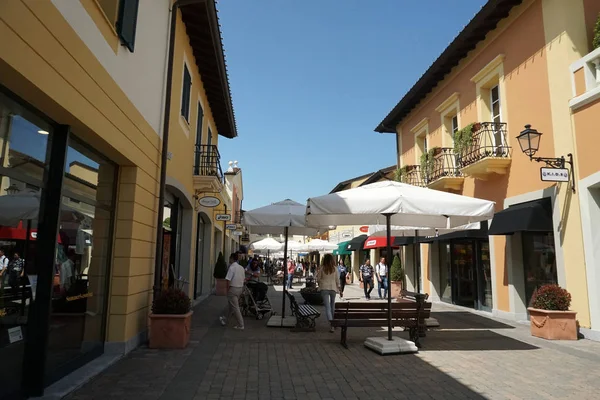 Serravalle Scrivia, Olaszország - április 23 2018 - nyár közepén outled-tervezőben az idény — Stock Fotó