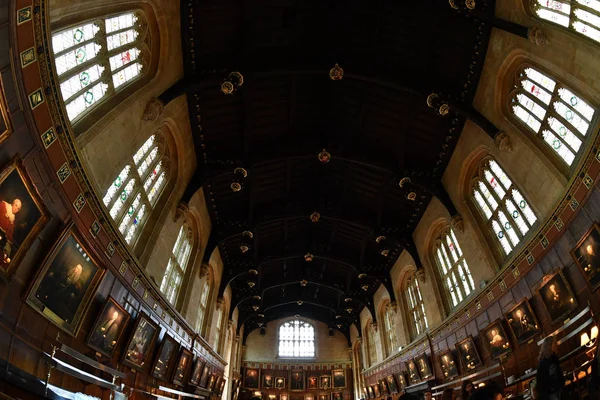 OXFORD, INGLATERRA - 15 DE JULIO DE 2017 - Turistas en la iglesia de Cristo de la ciudad universitaria — Foto de Stock