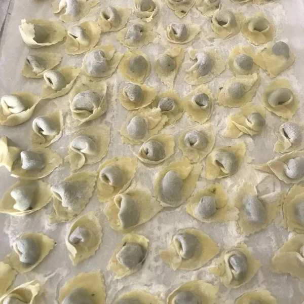 Pansoti italiano triângulo em forma de massa recheada — Fotografia de Stock