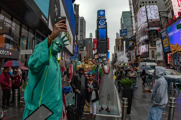 New York - USA-ban április 22, 2017-times square emberi Szabadság-szobor — Stock Fotó