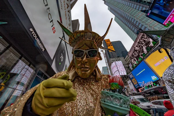 Нью-Йорк - США 22 квітня 2017 часи квадрат людини статуя свободи — стокове фото