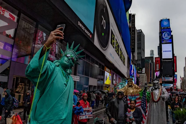 NUEVA YORK - EE.UU. 22 DE ABRIL 2017 veces cuadrada estatua humana de la libertad — Foto de Stock