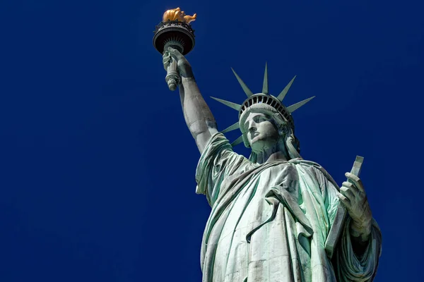 Mavi gökyüzü üzerinde New York'taki Özgürlük heykeli — Stok fotoğraf