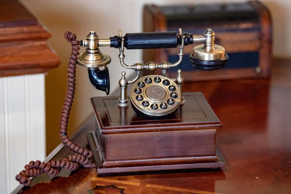 Oude antieke houten telefoon detail — Stockfoto