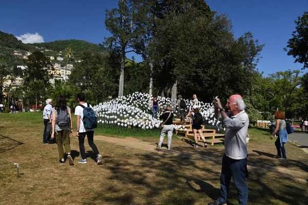 GENOA, ITALIA - 27 DE ABRIL DE 2017 - Euroflora regresa a Génova en el escenario único de los parques Nervi — Foto de Stock