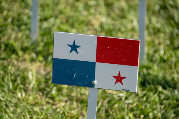 Panama Flagge isoliert auf grünem Gras — Stockfoto