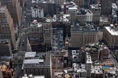 New York, ABD - 21 Nisan 2017 - insanlar ve sarı taksi 