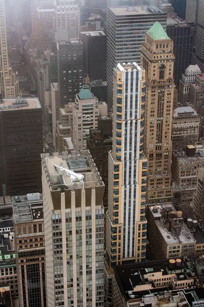 纽约曼哈顿摩天大楼屋顶和水塔 — 图库照片