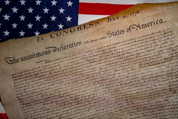 Unabhängigkeitserklärung 4. Juli 1776 auf US-Flagge — Stockfoto