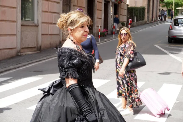 GENOA, ITALIA - 5 DE MAYO DE 2018 - Desfile de disfraces del siglo XIX para la Exhibición de Euroflora en el escenario único del Nervi — Foto de Stock