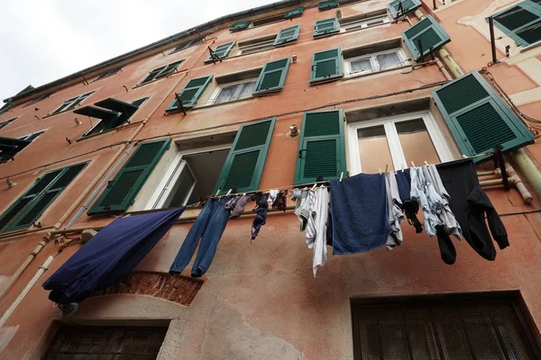 Roupas penduradas na casa italiana em Gênova — Fotografia de Stock