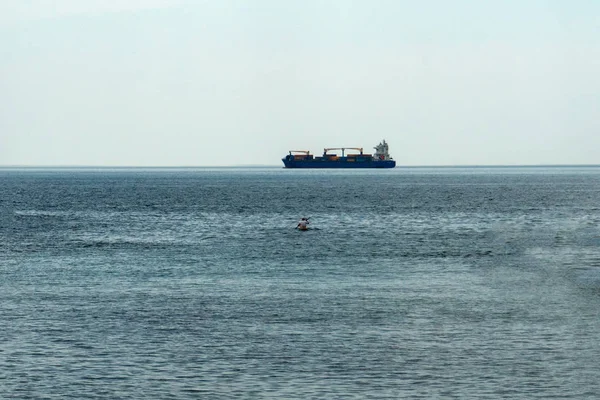 Kano- en grote schip — Stockfoto