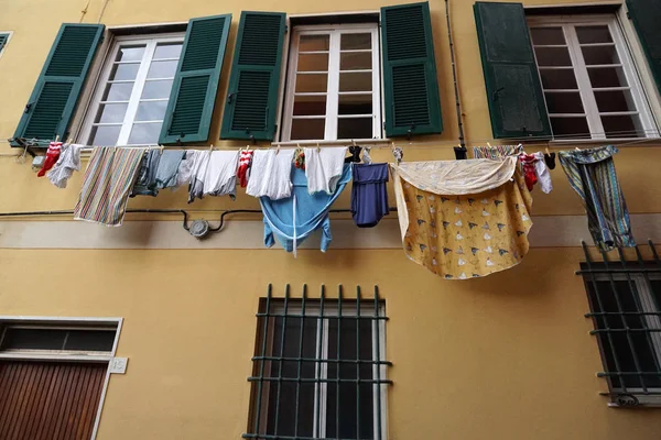 Kläder hängande från italienska hus i Genua — Stockfoto