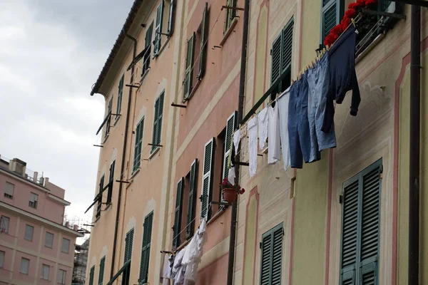 Kläder hängande från italienska hus i Genua — Stockfoto