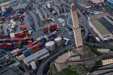 Genoa, İtalya - 6 Mayıs 2018 - liman ve deniz feneri helikopter havadan görünümü