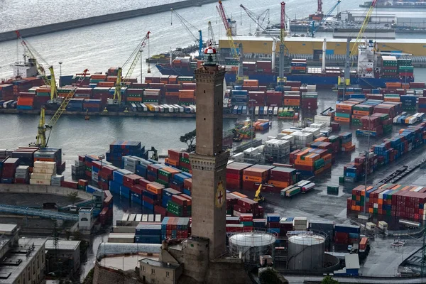 Genua, Włochy - 6 maja 2018 r. - port i latarnia morska ptaka z helikoptera — Zdjęcie stockowe