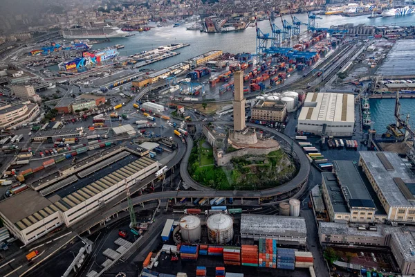 GENOA, ITALIA - 6 DE MAYO DE 2018 - Vista aérea del puerto y del faro desde el helicóptero —  Fotos de Stock