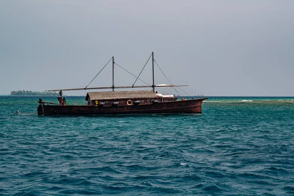 Maldivian fishing fishermen boat in maldives at surise — Stock Photo, Image