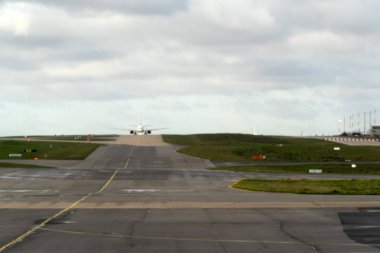 Paris, Fransa - 7 Kasım 2019 - Paris Havaalanı Cdg iniş ve yükleme kargo ve yolcu