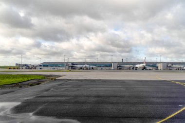 Paris, Fransa - 7 Kasım 2019 - Paris Havaalanı Cdg iniş ve yükleme kargo ve yolcu