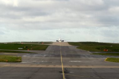 Paris, Fransa - 7 Kasım 2019 - Paris Havaalanı Cdg iniş ve yükleme kargo ve yolcu