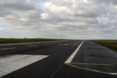 Paris, Fransa - 7 Kasım 2019 - Paris Havaalanı Cdg iniş ve yükleme kargo ve yolcu