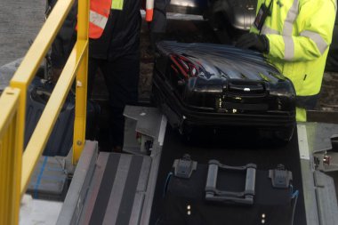 bagajlar uçağa yükleniyor.