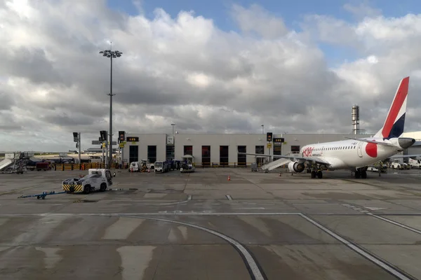 파리, 프랑스 - 2019 년 11 월 7 일 - 파리 공항 CDG 착륙 및 화물 및 승객 적재 — 스톡 사진