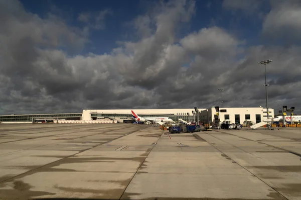 パリ、フランス- 11月7 2019 -パリ空港｜Cdg着陸と荷役貨物と旅客 — ストック写真