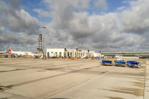 PARIS, FRANÇA - NOVEMBRO 7 2019 - Aeroporto de Paris CDG desembarque e carregamento de carga e passageiros — Fotografia de Stock