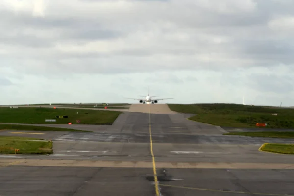 PARIS, FRANCE - 7 NOVEMBRE 2019 - Aéroport de Paris CDG atterrissage et chargement fret et passagers — Photo