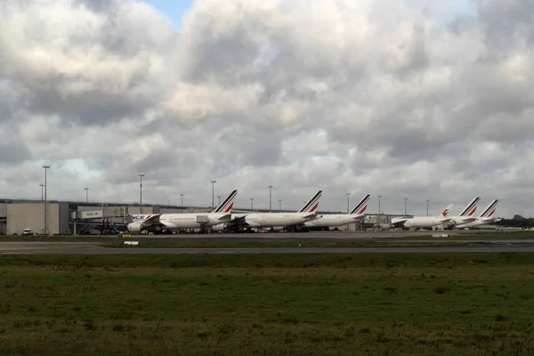 PARIS, FRANCE - 7 NOVEMBRE 2019 - Aéroport de Paris CDG atterrissage et chargement fret et passagers — Photo