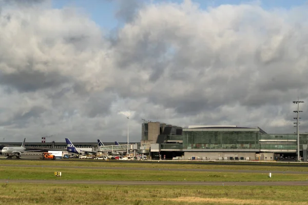 파리, 프랑스 - 2019 년 11 월 7 일 - 파리 공항 CDG 착륙 및 화물 및 승객 적재 — 스톡 사진