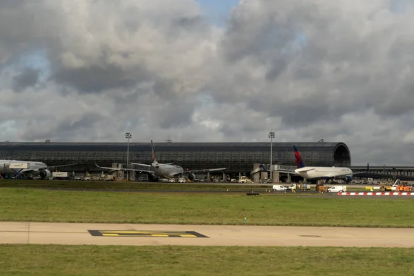 PARIS, FRANÇA - NOVEMBRO 7 2019 - Aeroporto de Paris CDG desembarque e carregamento de carga e passageiros — Fotografia de Stock