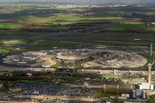 Paris, Fransa - 7 Kasım 2019 - Paris Havaalanı Cdg iniş ve yükleme kargo ve yolcu — Stok fotoğraf