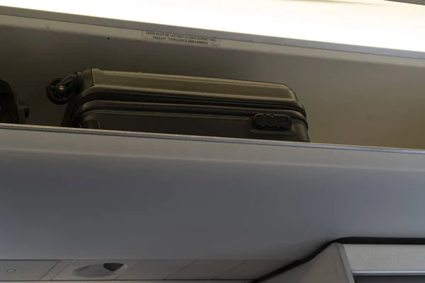 Załadunek bagażu w samolocie — Zdjęcie stockowe
