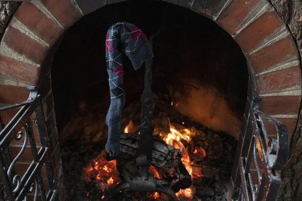 Traditionelle Weihnachtssocken hängen am Kamin — Stockfoto