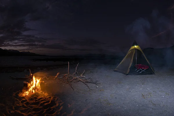 Tält läger i öknen sandstrand i Kalifornien på natten — Stockfoto