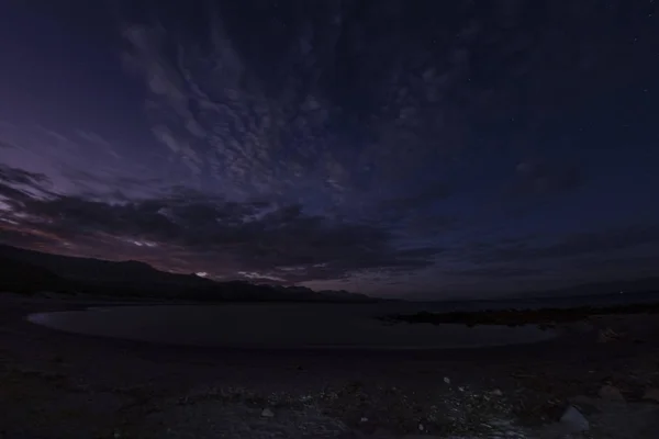 Campamento de campaña en la playa de arena del desierto en California por la noche —  Fotos de Stock