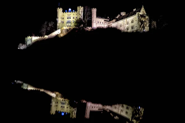 Vista del castillo de Hohenschwangau por la noche en invierno — Foto de Stock