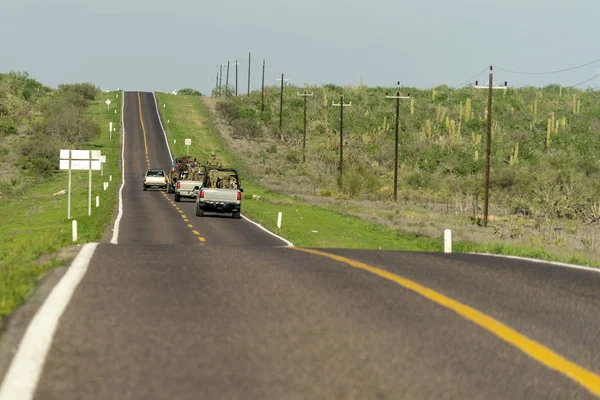 Militar Baja Califórnia deserto interminável estrada paisagem vista com tunning carros — Fotografia de Stock