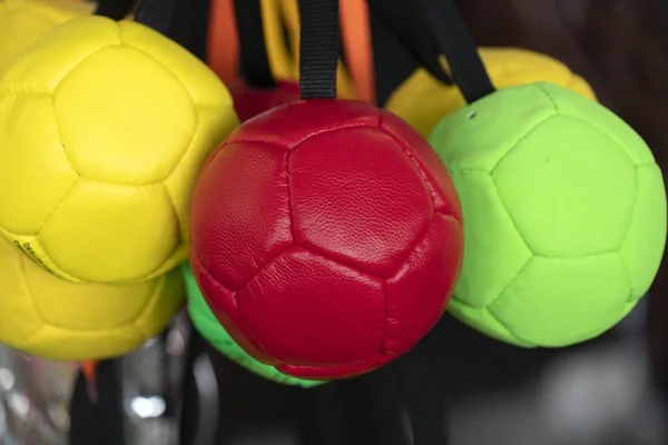Många färger fotboll bollar hund leksak — Stockfoto