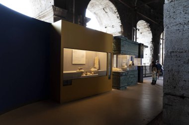 Roma, İtalya, 23 Kasım 2019 - Roma 'daki Colosseum' da Kartaca sergisi