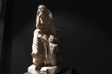 Antik Roma baş mermer heykeli siyah üzerine izole