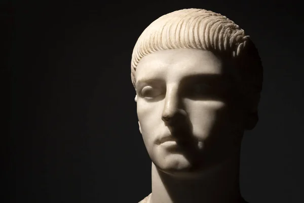 黒で隔絶された古代ローマ時代の頭部大理石彫刻 — ストック写真
