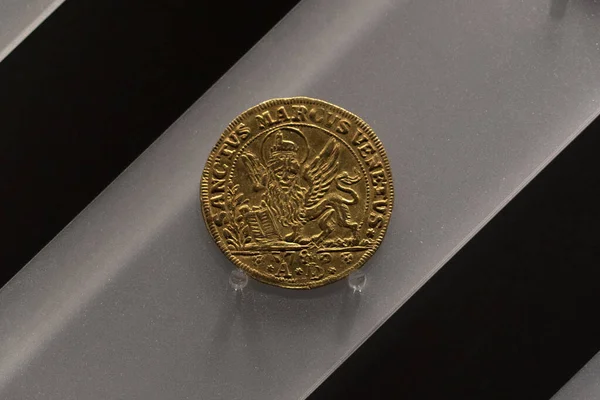 Osella Old venetian gold coin 1710 — Stock Photo, Image